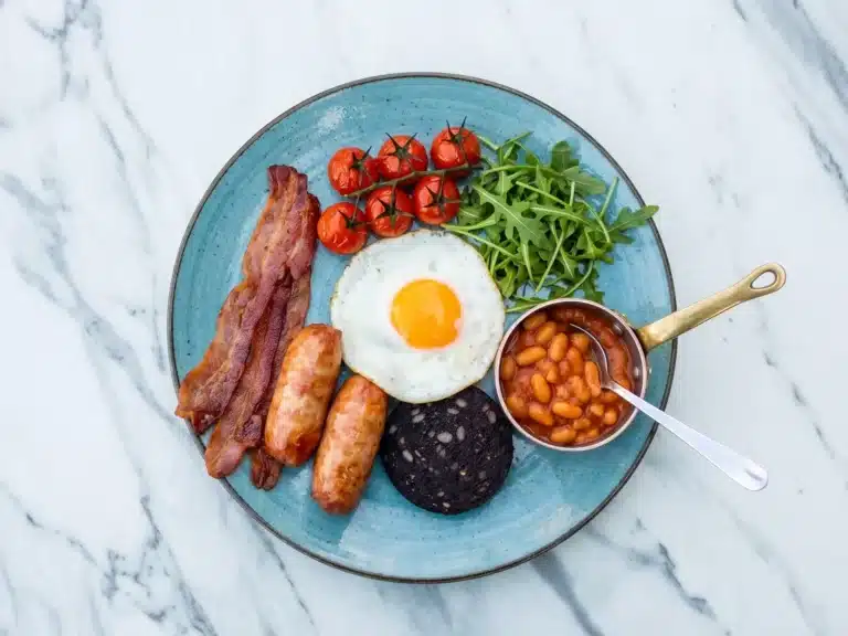 Jardim's breakfast - brazilian style sausages, streaky bacon, fried egg, chicken thigh